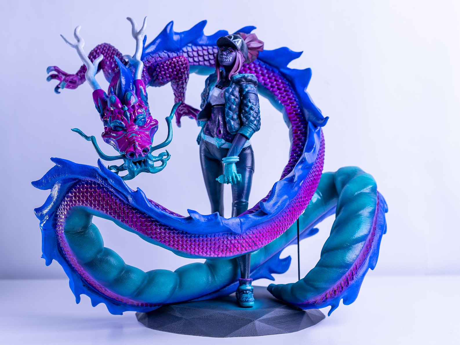 Финальный результат на фигурке Акали с драконом